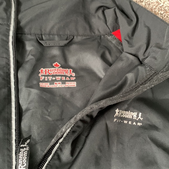 Running Room Run Team Canada Jacket - Picture 8 of 14